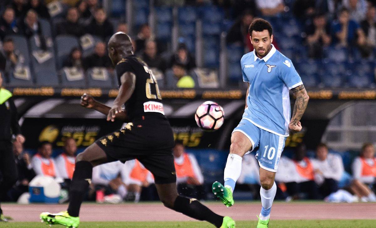 里昂主场惨败，球迷愤怒涌入球场抗议