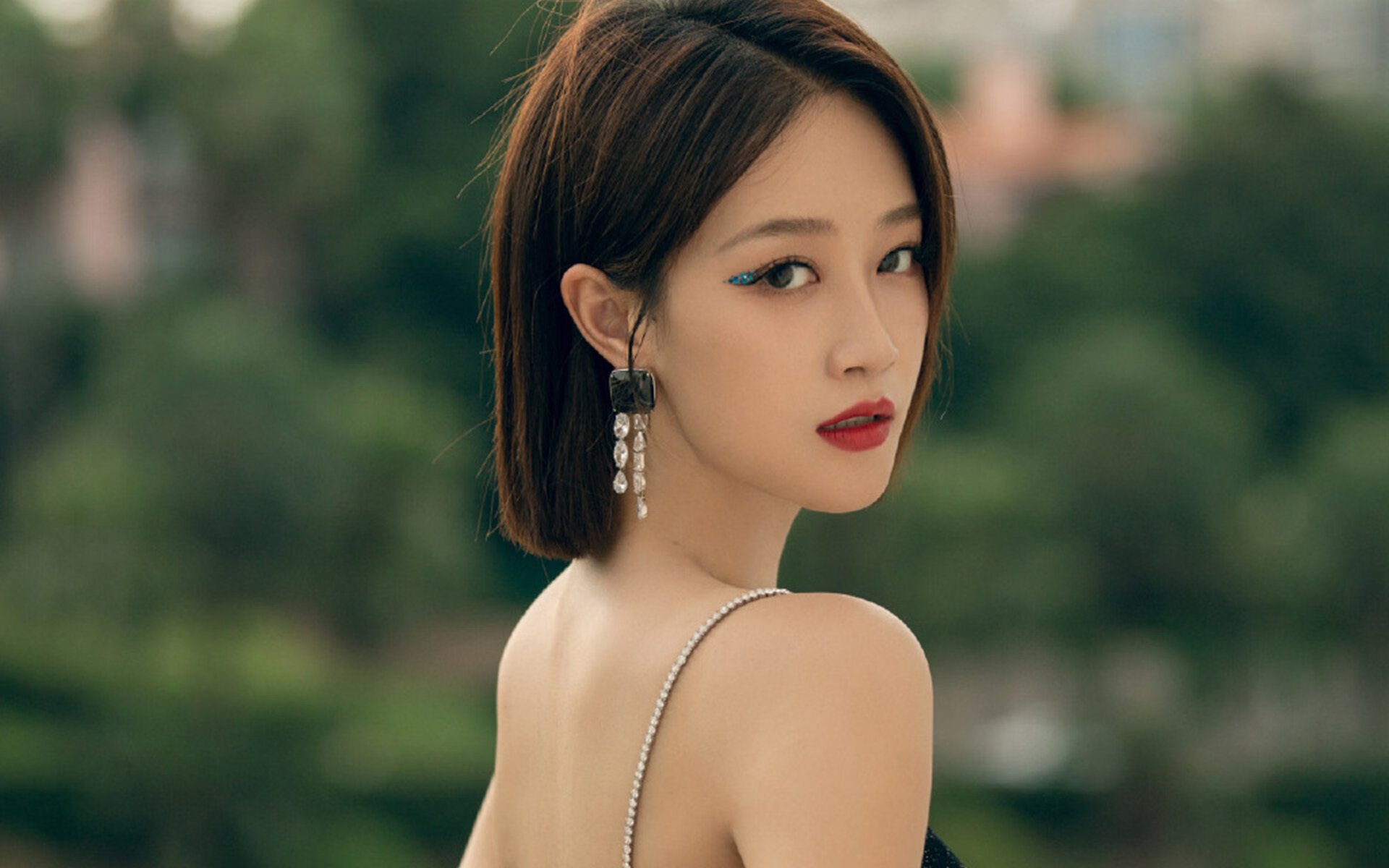 双面胜利，篮球殿堂的窒息时刻与足球绿茵的征服之道