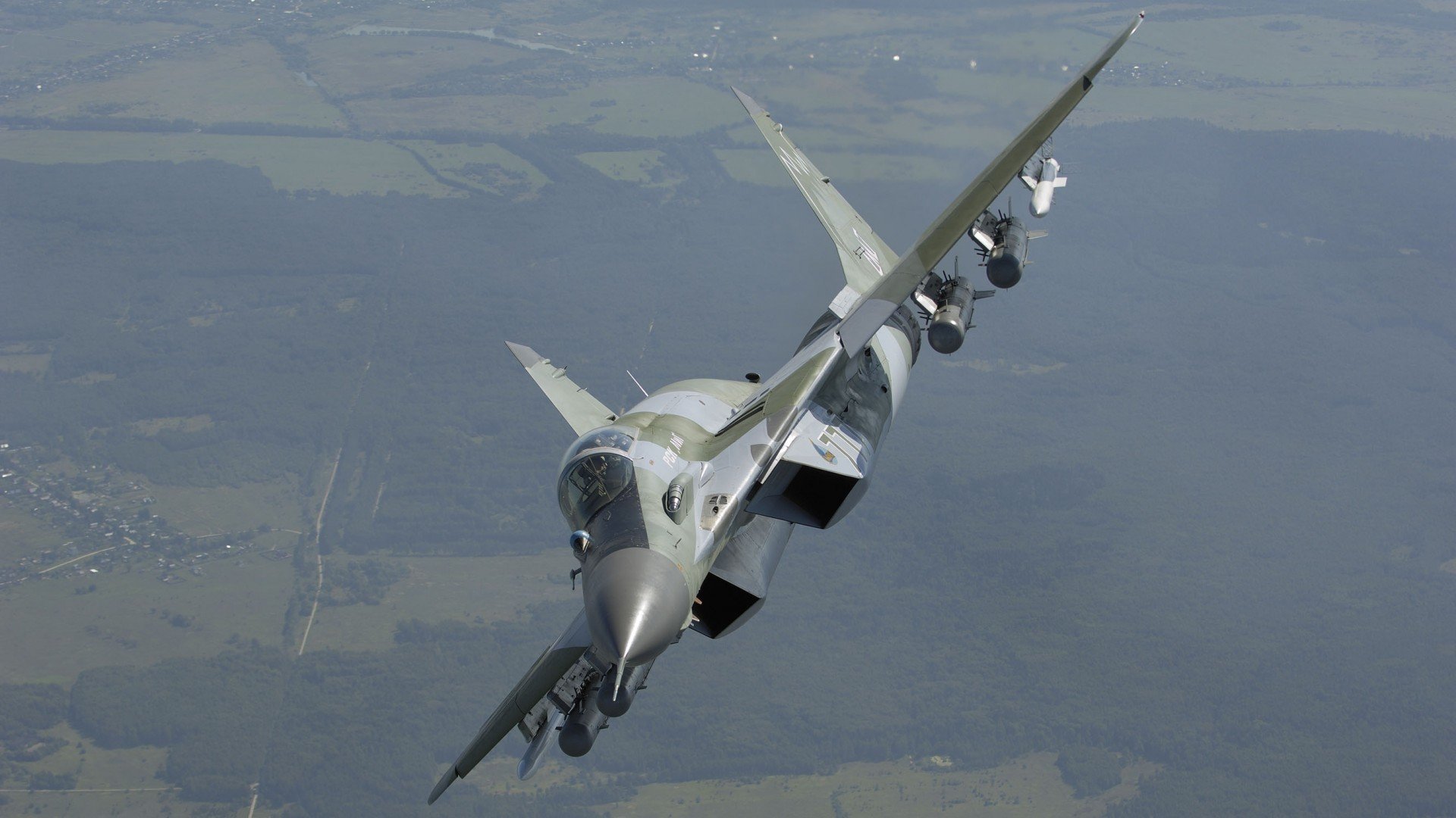 F1新赛季揭幕战之夜，当赛场轰鸣遇见跨界星光，皮克诠释巨星多重维度