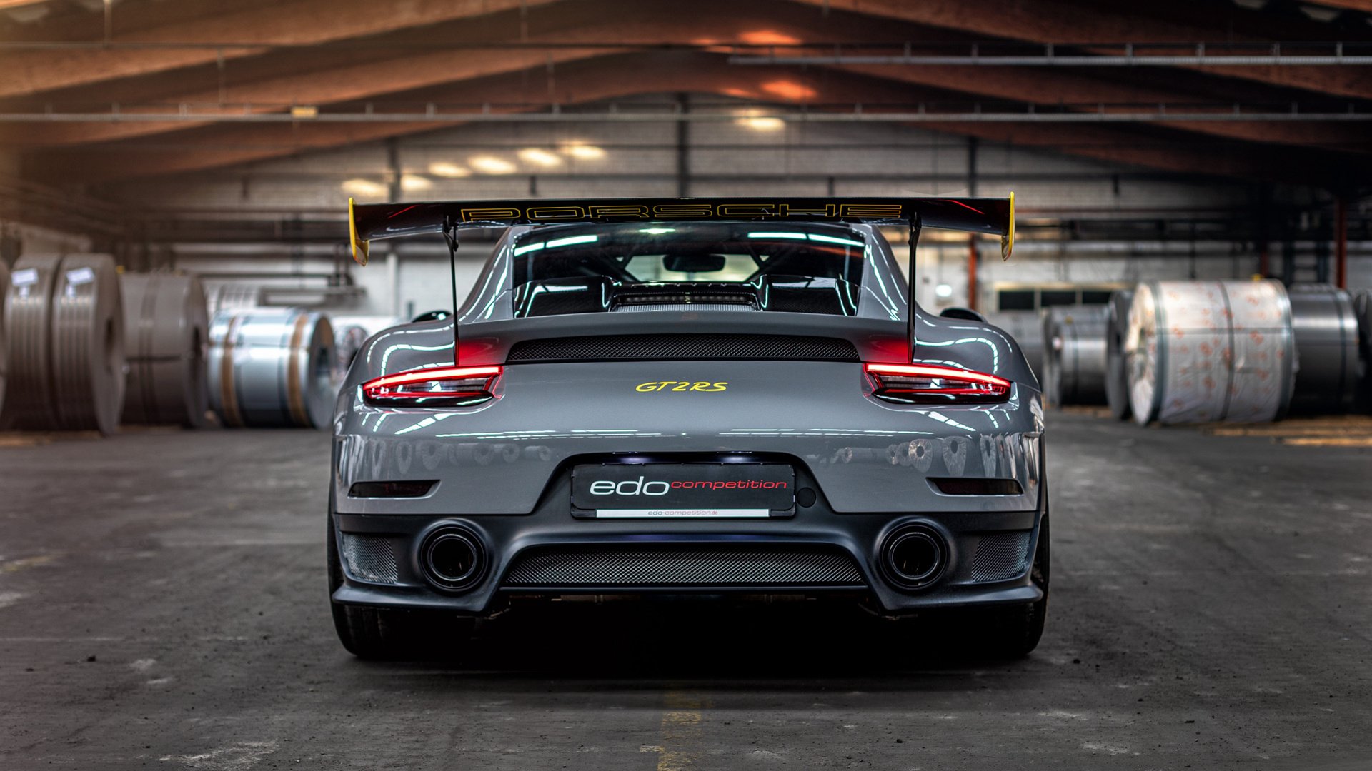 C罗教梅西踢球,一场友谊赛如何成为现代足球的启示录